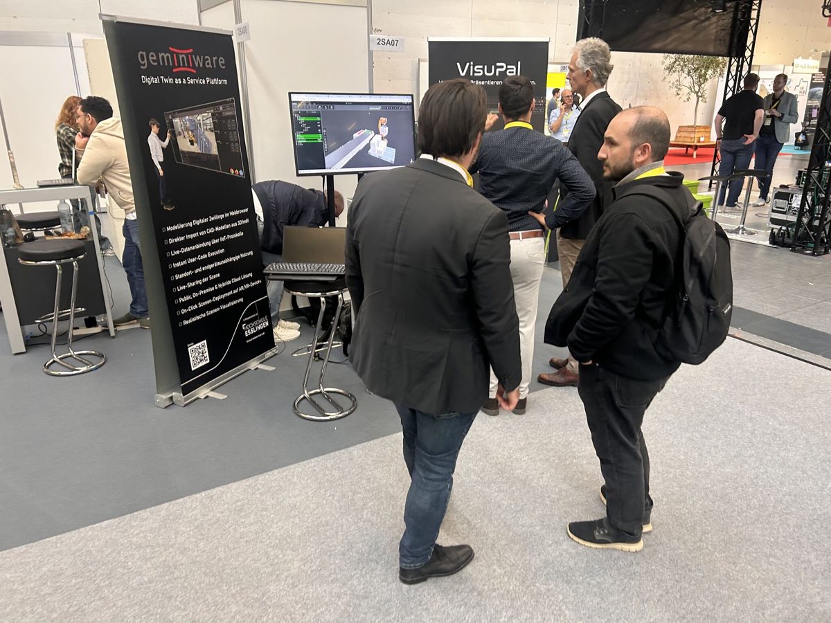 Fachgespräch mit Besuchern am geminiware-Messestand