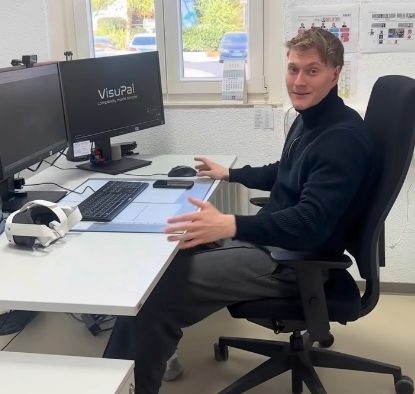 Teammitglied am Arbeitsplatz mit VR-Brille auf dem Schreibtisch