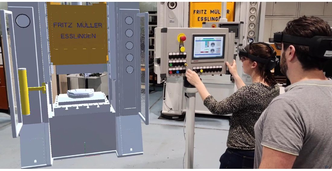 Mitarbeiter schulen sich mit Mixed-Reality-Brille an einer virtuellen Maschine mit realem Bedienpanel