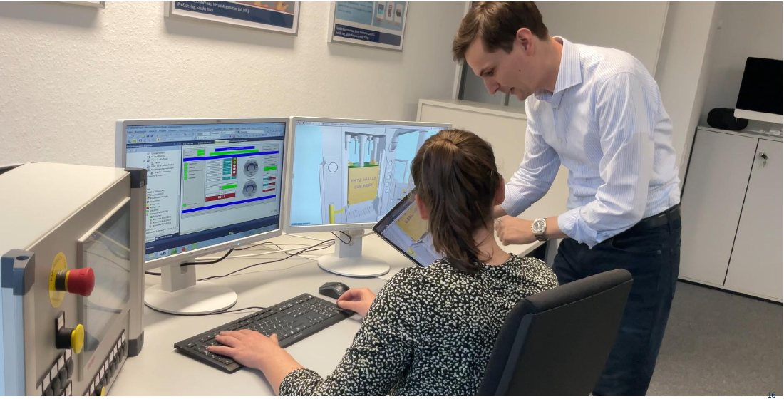 Ingenieure testen am PC mit angeschlossener Steuerung den Digitalen Zwilling einer Anlage