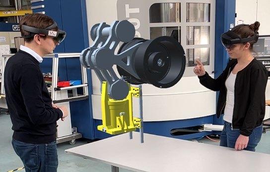 Zwei Personen betrachten mit AR-Brillen den Digitalen Zwilling einer Baugruppe