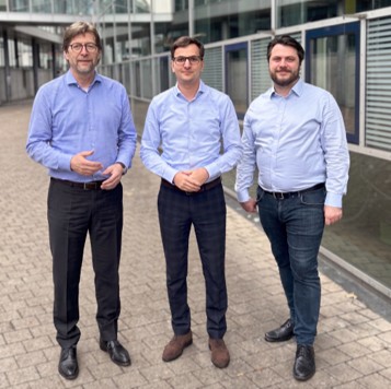 Drei Mitglieder des geminiware-Teams vor einem Bürogebäude